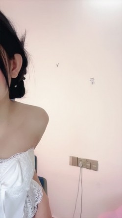 最美校花【鬼鬼阿】全裸热舞~道具自慰~扣穴~白浆哗哗流冒泡 截图12