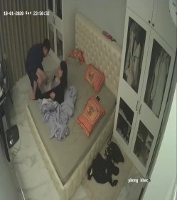 《居家摄像头破解》美少妇让相好的从窗户翻进来吃鲍鱼啪啪啪 截图2