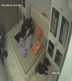 《居家摄像头破解》美少妇让相好的从窗户翻进来吃鲍鱼啪啪啪 截图4