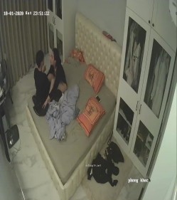 《居家摄像头破解》美少妇让相好的从窗户翻进来吃鲍鱼啪啪啪 截图5