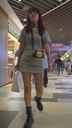 『BCbananacat』街拍系列 极品紫色少妇肥臀差点坐到镜头上 截图1