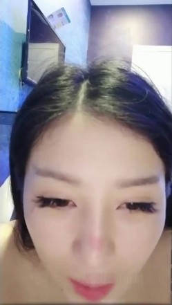 被个鸡头控制的明星颜值美女蜂蜜和粉丝啪啪貌似没有收到礼物就表演结果被打了看着让人揪心 截图5