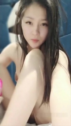 被个鸡头控制的明星颜值美女蜂蜜和粉丝啪啪貌似没有收到礼物就表演结果被打了看着让人揪心 截图6