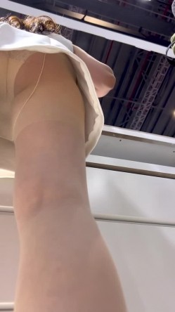[超级裙底]最新2023上海车展各色美女模特 总有一款你喜欢 截图8