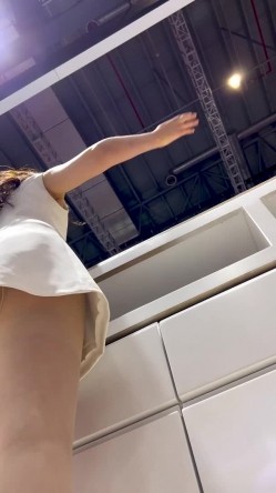 [超级裙底]最新2023上海车展各色美女模特 总有一款你喜欢 截图15