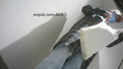 大酒店女厕针孔偸拍，大白屁股黑丝美眉方便，角度正点，看得过瘾 截图1