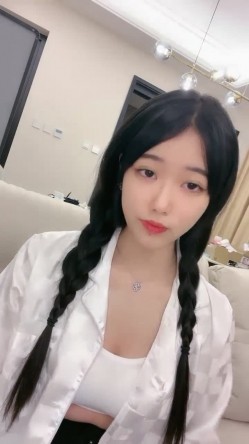 核弹！高人气裸舞女神~20小时~【阿楚】全新姿势~撸点极高~ 女神终于尺度大开~！揉穴自慰，长腿美臀，绝~！！ 截图1