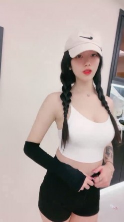 核弹！高人气裸舞女神~20小时~【阿楚】全新姿势~撸点极高~ 女神终于尺度大开~！揉穴自慰，长腿美臀，绝~！！ 截图3