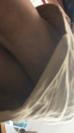 超硬核抄底领口偷拍美女老师 诱人窄内香臀 低胸美乳大饱眼福 满脑子都是老师色色的身体 截图2