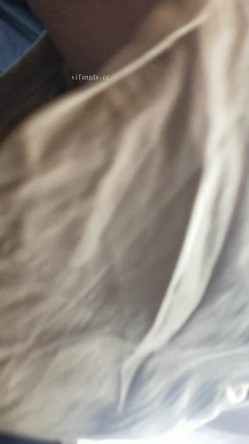 超硬核抄底领口偷拍美女老师 诱人窄内香臀 低胸美乳大饱眼福 满脑子都是老师色色的身体 截图9