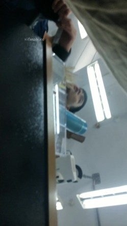 超硬核抄底领口偷拍美女老师 诱人窄内香臀 低胸美乳大饱眼福 满脑子都是老师色色的身体 截图10