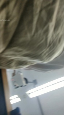 超硬核抄底领口偷拍美女老师 诱人窄内香臀 低胸美乳大饱眼福 满脑子都是老师色色的身体 截图12