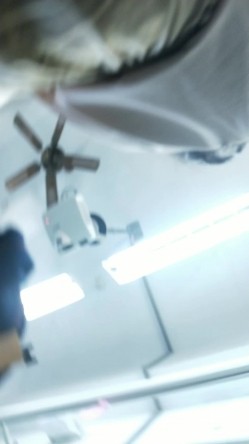 超硬核抄底领口偷拍美女老师 诱人窄内香臀 低胸美乳大饱眼福 满脑子都是老师色色的身体 截图15