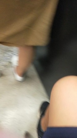 超硬核抄底领口偷拍美女老师 诱人窄内香臀 低胸美乳大饱眼福 满脑子都是老师色色的身体 截图16