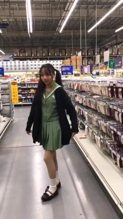 B站很火的舞蹈区双马尾可爱美少女浆果儿麦德龙大卖场里大胆露出 截图1