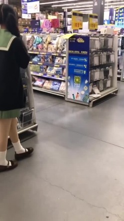 B站很火的舞蹈区双马尾可爱美少女浆果儿麦德龙大卖场里大胆露出 截图3