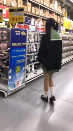 B站很火的舞蹈区双马尾可爱美少女浆果儿麦德龙大卖场里大胆露出 截图4