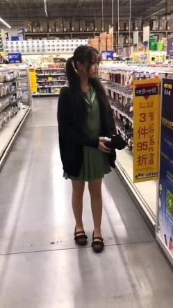 B站很火的舞蹈区双马尾可爱美少女浆果儿麦德龙大卖场里大胆露出 截图7