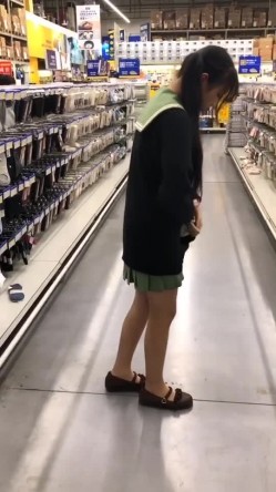 B站很火的舞蹈区双马尾可爱美少女浆果儿麦德龙大卖场里大胆露出 截图8