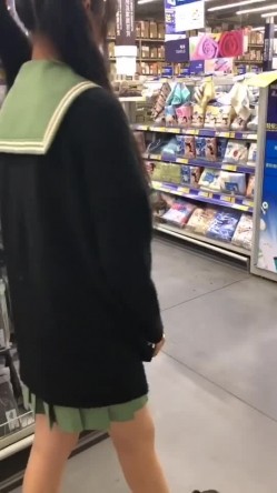 B站很火的舞蹈区双马尾可爱美少女浆果儿麦德龙大卖场里大胆露出 截图9