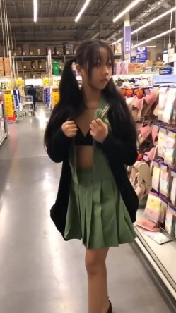 B站很火的舞蹈区双马尾可爱美少女浆果儿麦德龙大卖场里大胆露出 截图12