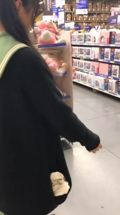 B站很火的舞蹈区双马尾可爱美少女浆果儿麦德龙大卖场里大胆露出 截图14