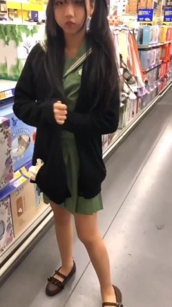 B站很火的舞蹈区双马尾可爱美少女浆果儿麦德龙大卖场里大胆露出 截图15