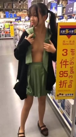 B站很火的舞蹈区双马尾可爱美少女浆果儿麦德龙大卖场里大胆露出 截图16