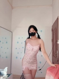 最新快手泄密！苗条清纯美女【小羊aa】门槛福利，裸舞，道具边插边喷，脸穴同框 截图1