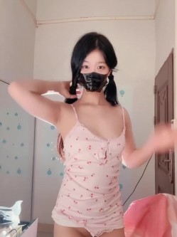 最新快手泄密！苗条清纯美女【小羊aa】门槛福利，裸舞，道具边插边喷，脸穴同框 截图8