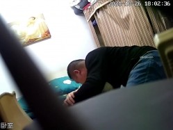 家庭摄像头破解入侵多角度真实偸拍，抽烟背纹烈女私生活曝光也是一个欲女，跟老公性爱还不满足，还总喜欢道具紫薇 截图4