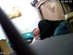家庭摄像头破解入侵多角度真实偸拍，抽烟背纹烈女私生活曝光也是一个欲女，跟老公性爱还不满足，还总喜欢道具紫薇 截图5