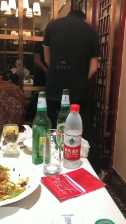 【网曝门事件】潍坊包间事件 19岁潍坊女包间擦枪走火 翘美臀后入直接操 3男1女思维猪脚尽心尽力 高清720P版 截图1