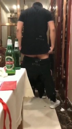 【网曝门事件】潍坊包间事件 19岁潍坊女包间擦枪走火 翘美臀后入直接操 3男1女思维猪脚尽心尽力 高清720P版 截图2