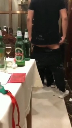【网曝门事件】潍坊包间事件 19岁潍坊女包间擦枪走火 翘美臀后入直接操 3男1女思维猪脚尽心尽力 高清720P版 截图3