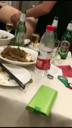 【网曝门事件】潍坊包间事件 19岁潍坊女包间擦枪走火 翘美臀后入直接操 3男1女思维猪脚尽心尽力 高清720P版 截图4