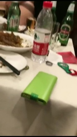 【网曝门事件】潍坊包间事件 19岁潍坊女包间擦枪走火 翘美臀后入直接操 3男1女思维猪脚尽心尽力 高清720P版 截图5