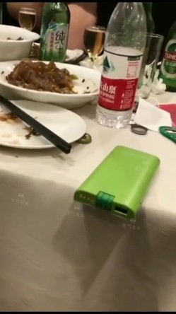 【网曝门事件】潍坊包间事件 19岁潍坊女包间擦枪走火 翘美臀后入直接操 3男1女思维猪脚尽心尽力 高清720P版 截图6
