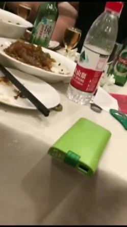 【网曝门事件】潍坊包间事件 19岁潍坊女包间擦枪走火 翘美臀后入直接操 3男1女思维猪脚尽心尽力 高清720P版 截图7