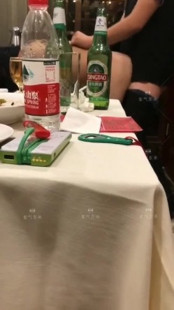 【网曝门事件】潍坊包间事件 19岁潍坊女包间擦枪走火 翘美臀后入直接操 3男1女思维猪脚尽心尽力 高清720P版 截图8