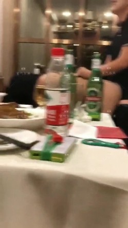 【网曝门事件】潍坊包间事件 19岁潍坊女包间擦枪走火 翘美臀后入直接操 3男1女思维猪脚尽心尽力 高清720P版 截图9