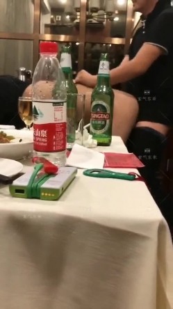 【网曝门事件】潍坊包间事件 19岁潍坊女包间擦枪走火 翘美臀后入直接操 3男1女思维猪脚尽心尽力 高清720P版 截图10