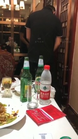 【网曝门事件】潍坊包间事件 19岁潍坊女包间擦枪走火 翘美臀后入直接操 3男1女思维猪脚尽心尽力 高清720P版 截图11
