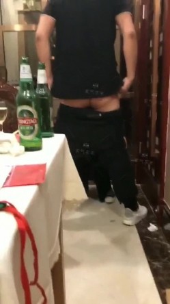 【网曝门事件】潍坊包间事件 19岁潍坊女包间擦枪走火 翘美臀后入直接操 3男1女思维猪脚尽心尽力 高清720P版 截图12