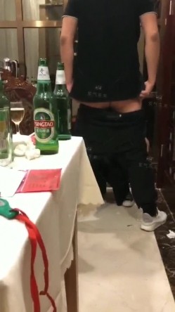 【网曝门事件】潍坊包间事件 19岁潍坊女包间擦枪走火 翘美臀后入直接操 3男1女思维猪脚尽心尽力 高清720P版 截图13