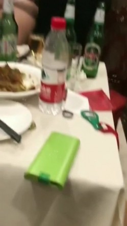 【网曝门事件】潍坊包间事件 19岁潍坊女包间擦枪走火 翘美臀后入直接操 3男1女思维猪脚尽心尽力 高清720P版 截图14