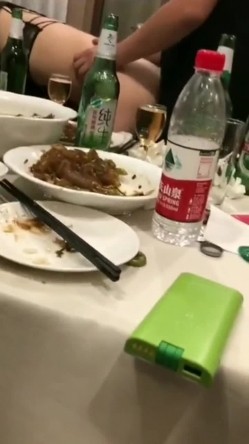 【网曝门事件】潍坊包间事件 19岁潍坊女包间擦枪走火 翘美臀后入直接操 3男1女思维猪脚尽心尽力 高清720P版 截图16