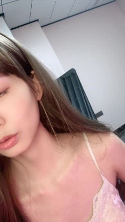 这才是真正的校花，【广州大学生】明星来了~甘拜下风，清纯指数极高，羞涩腼腆，高抬玉腿小穴水汪汪超诱人 截图13