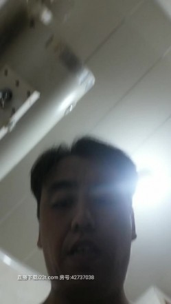 午夜夫妻档激情啪啪露脸，男的鸡巴好骚小嫂子的嘴巴塞不下，深喉口交各种抽插爆草叫的好骚，撸射在小嫂子脸上 截图5