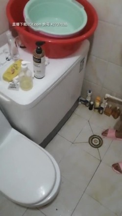 午夜夫妻档激情啪啪露脸，男的鸡巴好骚小嫂子的嘴巴塞不下，深喉口交各种抽插爆草叫的好骚，撸射在小嫂子脸上 截图10